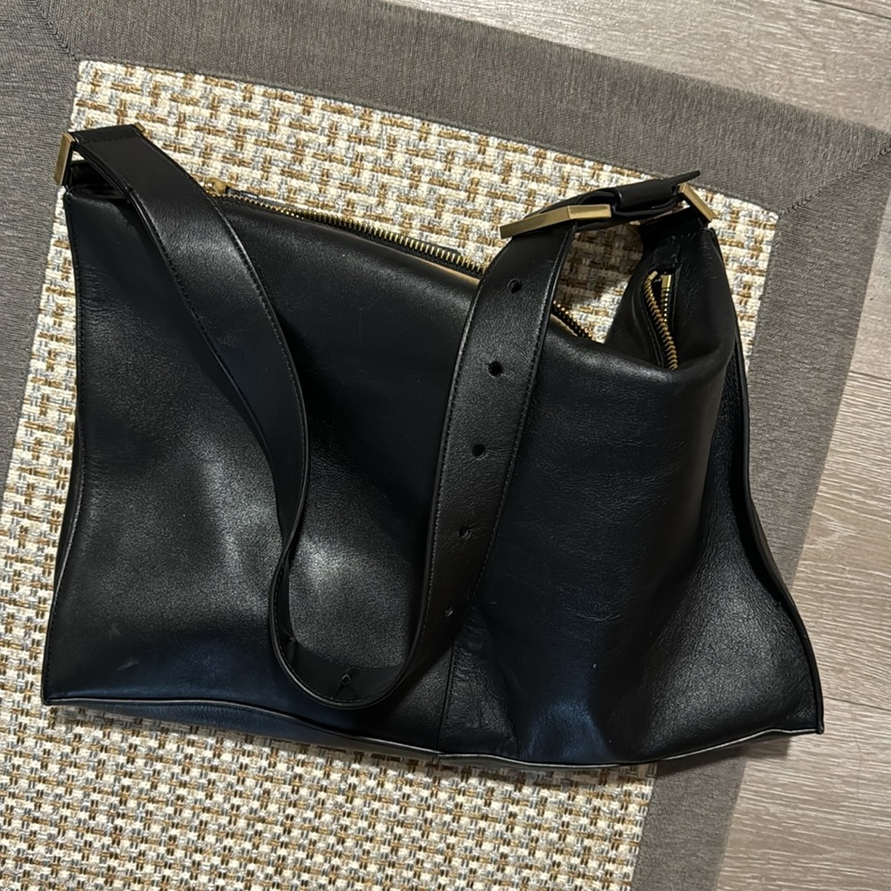 Elegant Black Leather Shoulder Bag - Picture 3 of 7